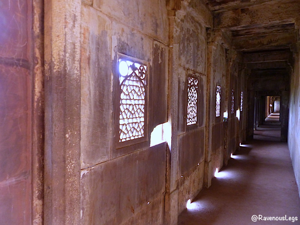 Arcaded passages of Raja Mahal in Orchha Fort Complex